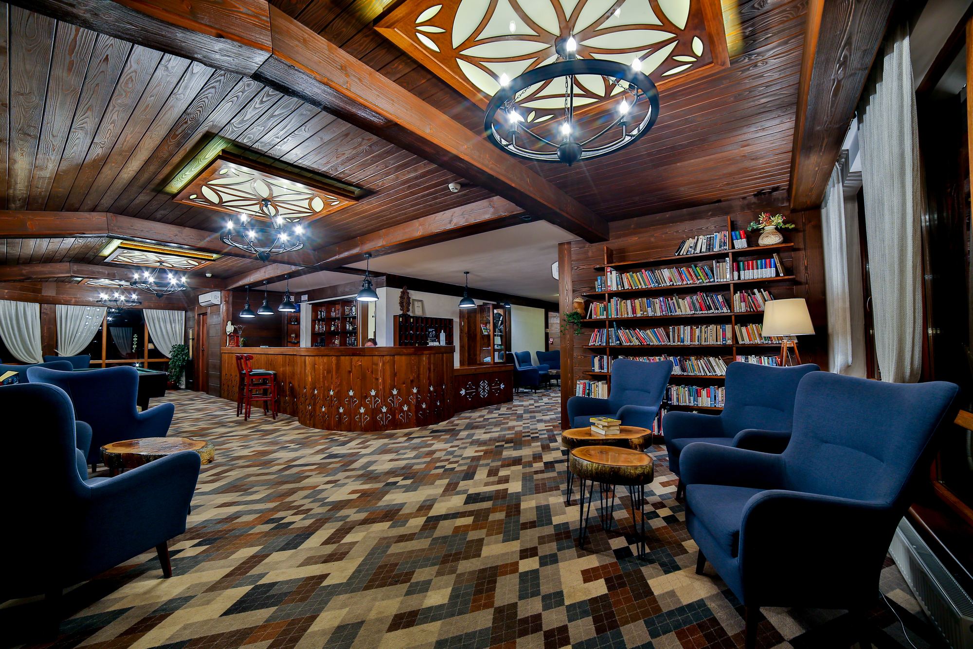 Hol Hotelu Jawor — bar, biblioteczka i fotele pod drewnianym stropem