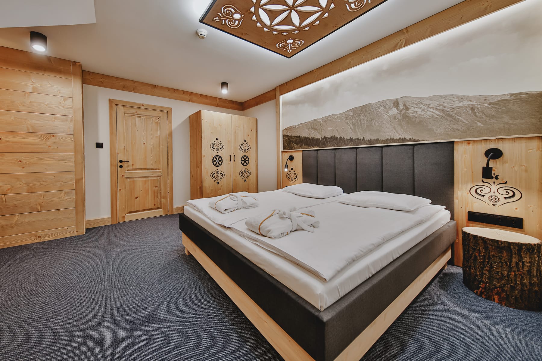 Łóżko w sypialni Apartamentu Jałowieckiego w Hotelu Jawor — voucher Ekskluzywny Pobyt SPA we Dwoje
