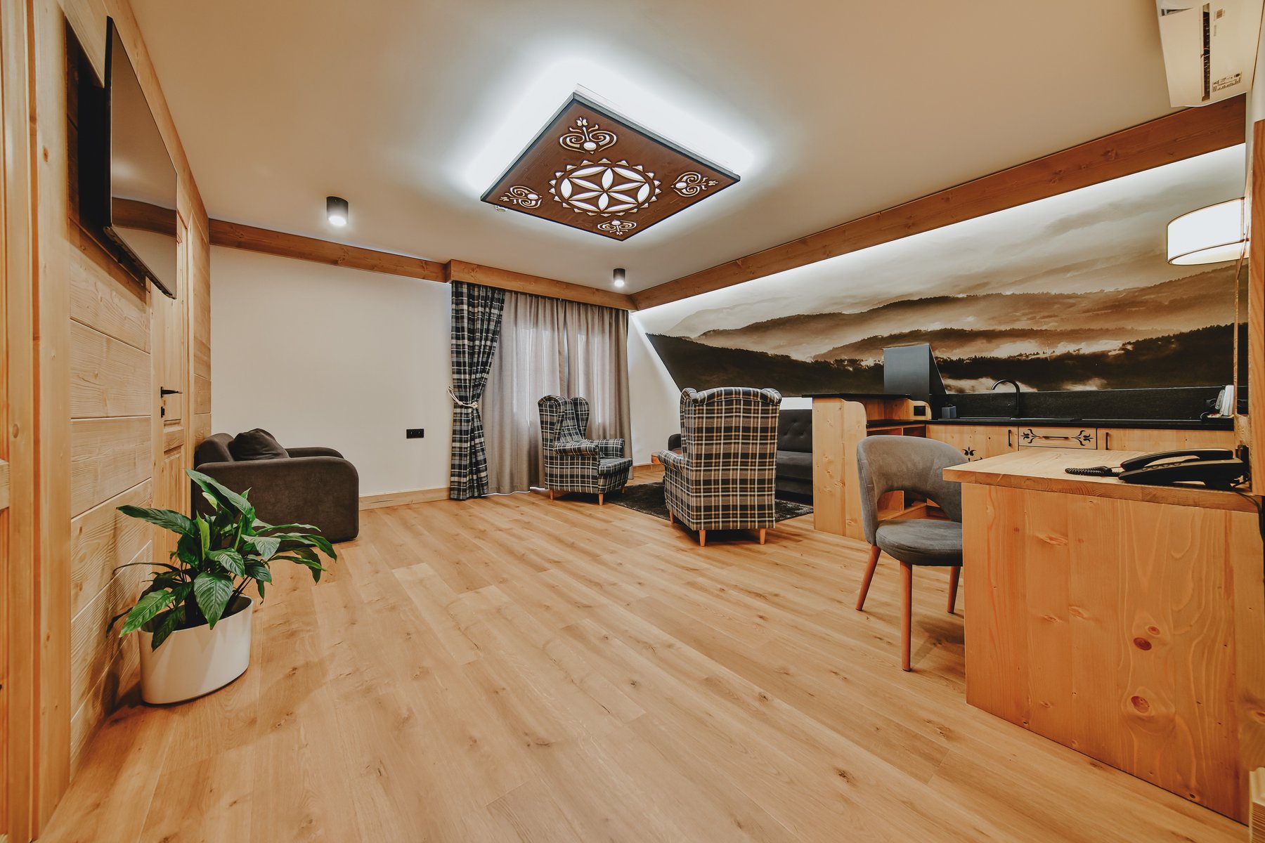 Salon apartamentu w Hotelu Jawor z aneksem kuchennym i kanapą