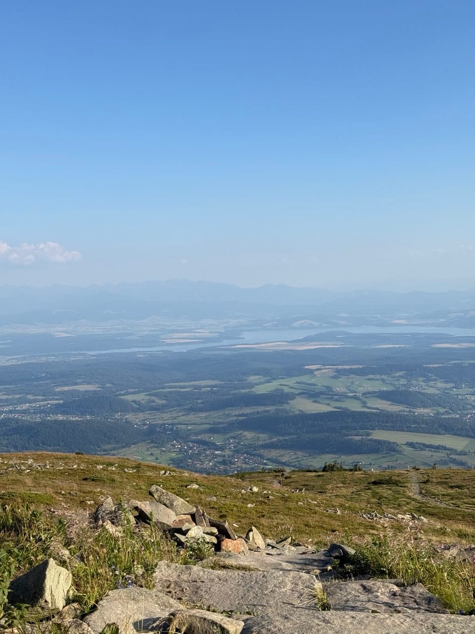 Widok z Babiej Góry na południe — Jezioro Orawskie i Tatry na horyzoncie