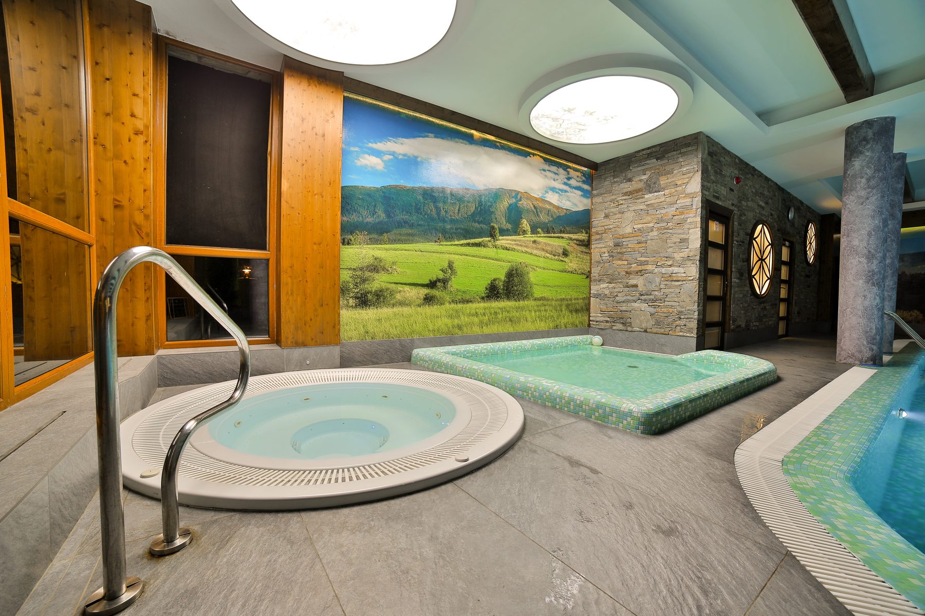Brodzik dla najmłodszych i jacuzzi w strefie basenowej Hotelu Jawor