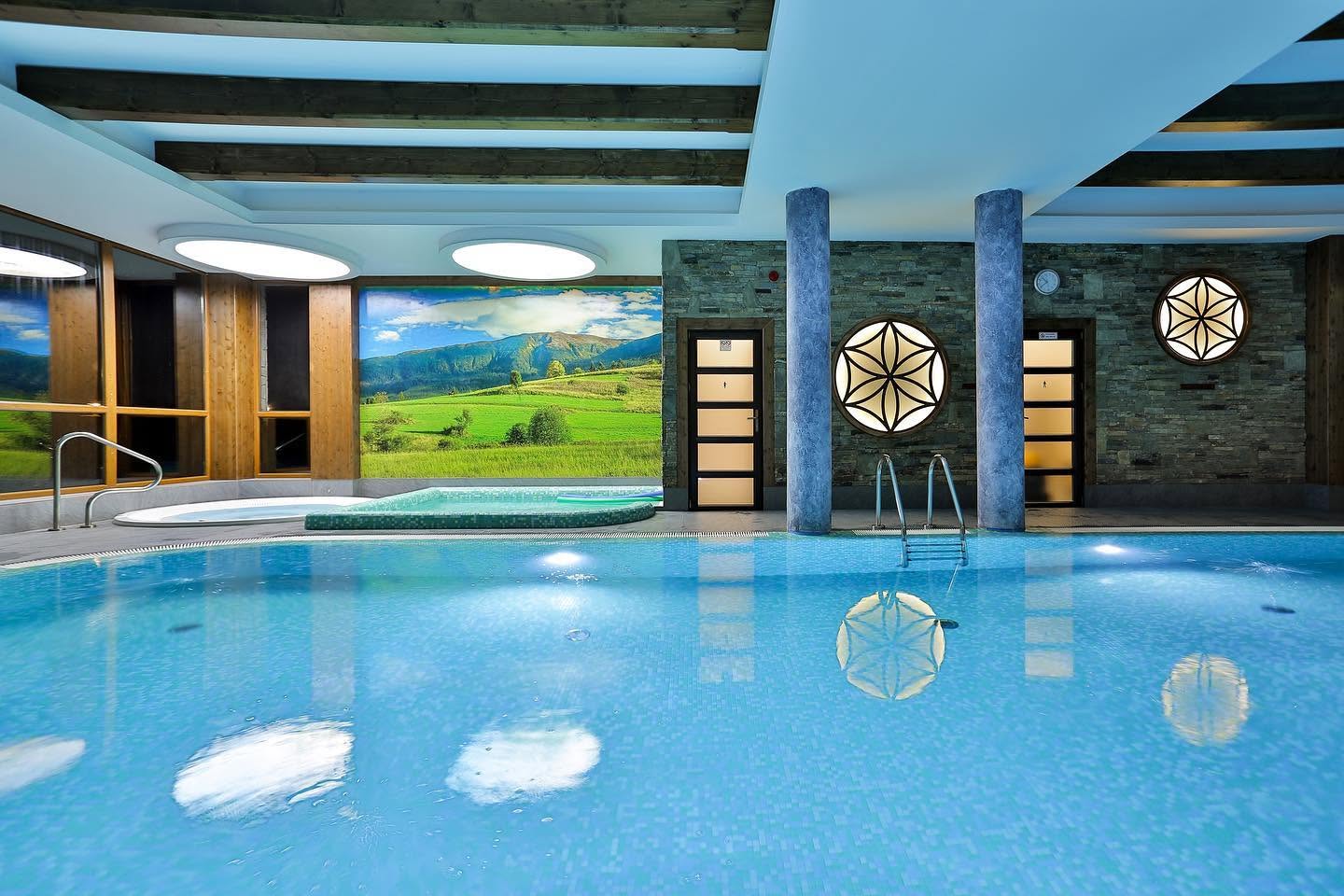 Hala basenu krytego w strefie Wellness — niecka główna, okrągłe jacuzzi i brodzik