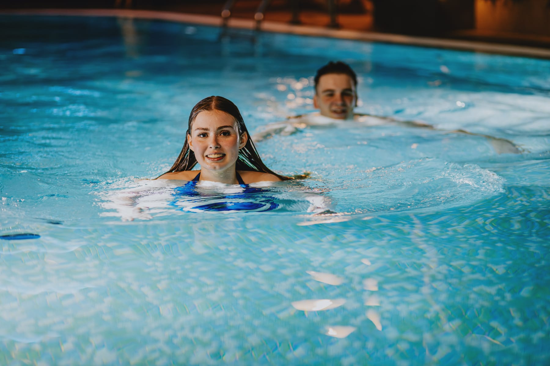 Para pływająca w basenie krytym w strefie Wellness Hotelu & SPA Jawor