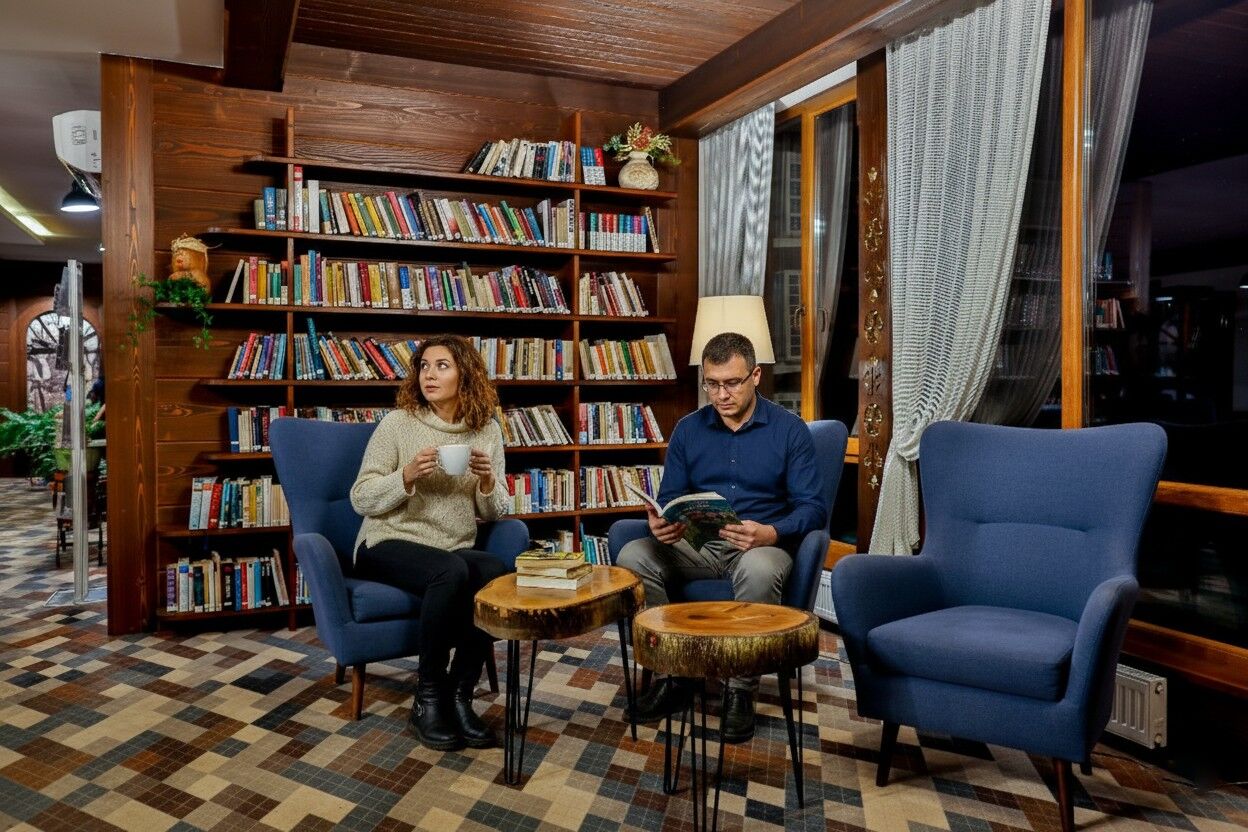 Biblioteczka przy recepcji Hotelu & SPA Jawor