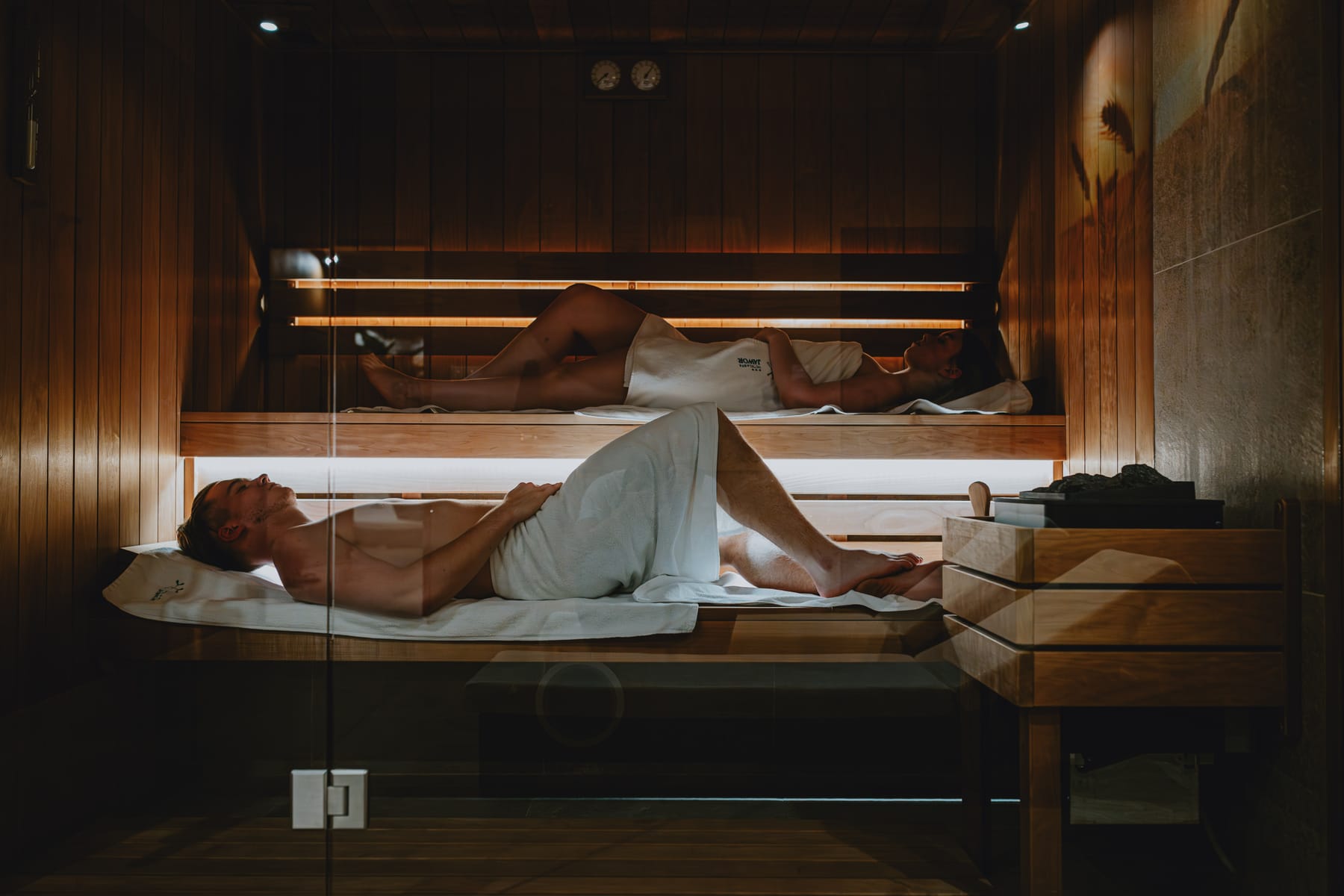 Prywatna sauna w gabinecie VIP Hotelu Jawor — podświetlone drewniane leżanki