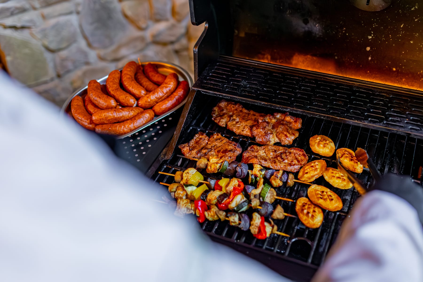Grill pod wiatą — kiełbaski, karkówka i szaszłyki