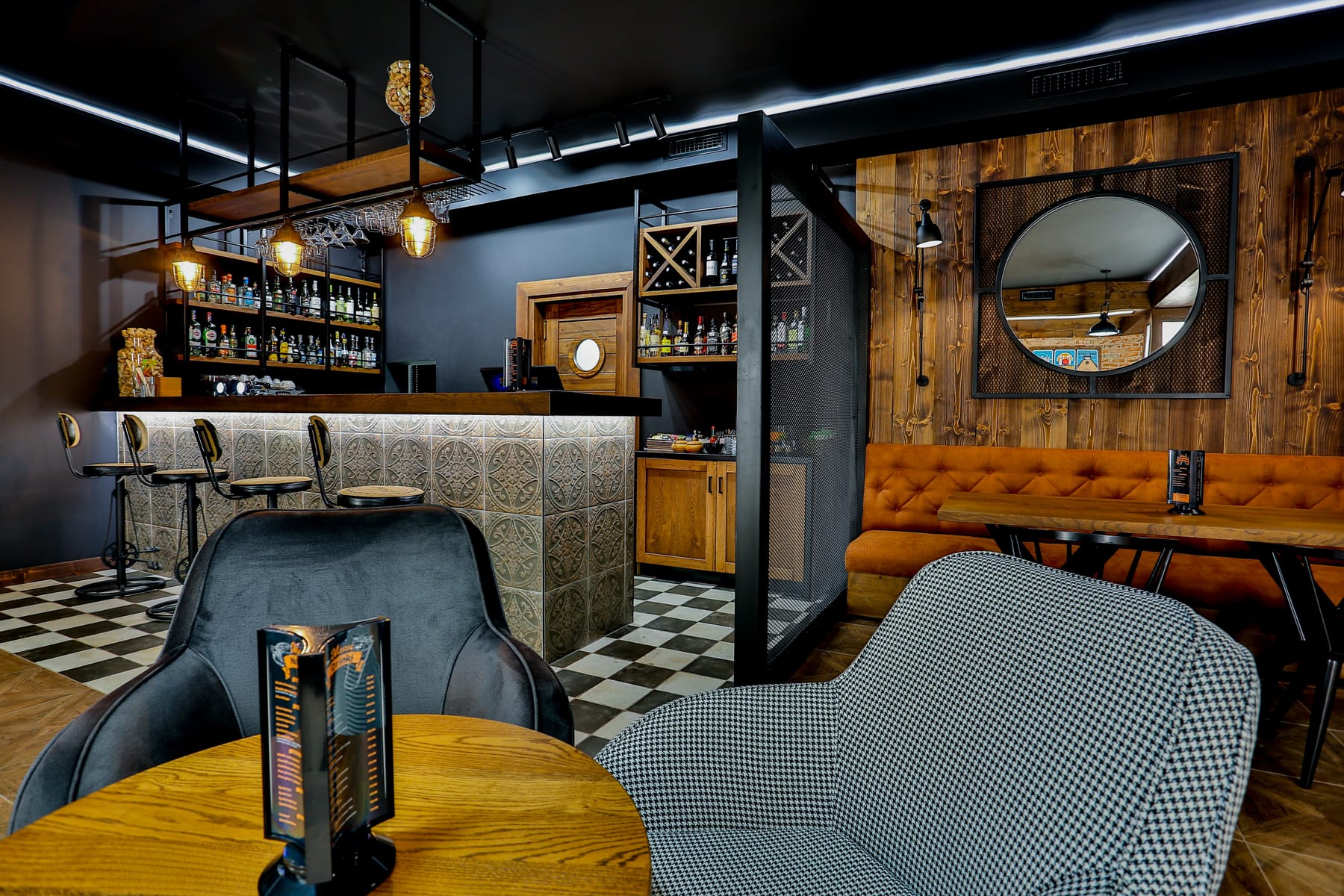 Bar w klubie na poziomie -1 — boksy, butelki i szachownica na podłodze