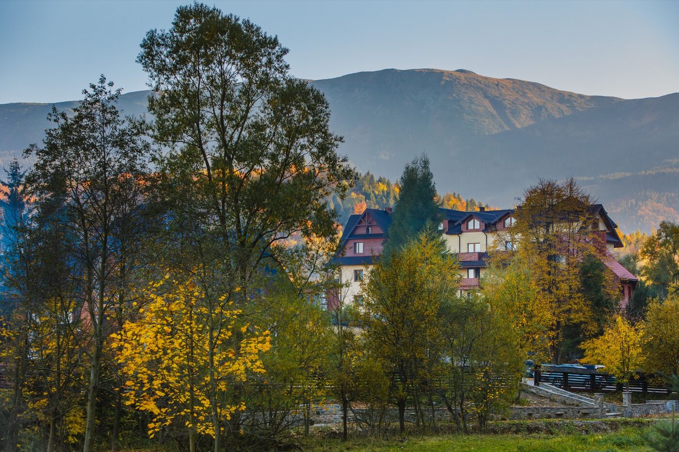 Hotel & SPA Jawor na tle masywu Babiej Góry