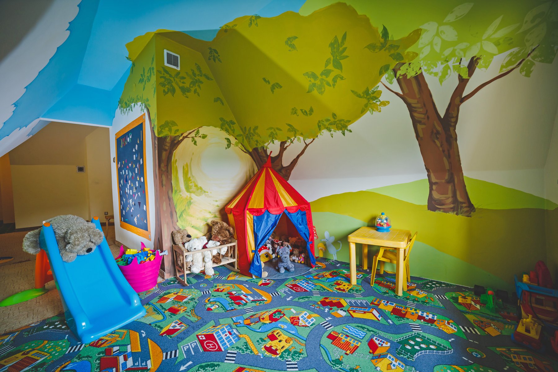 Kidsroom z namiotem tipi, zjeżdżalnią i tablicą do rysowania