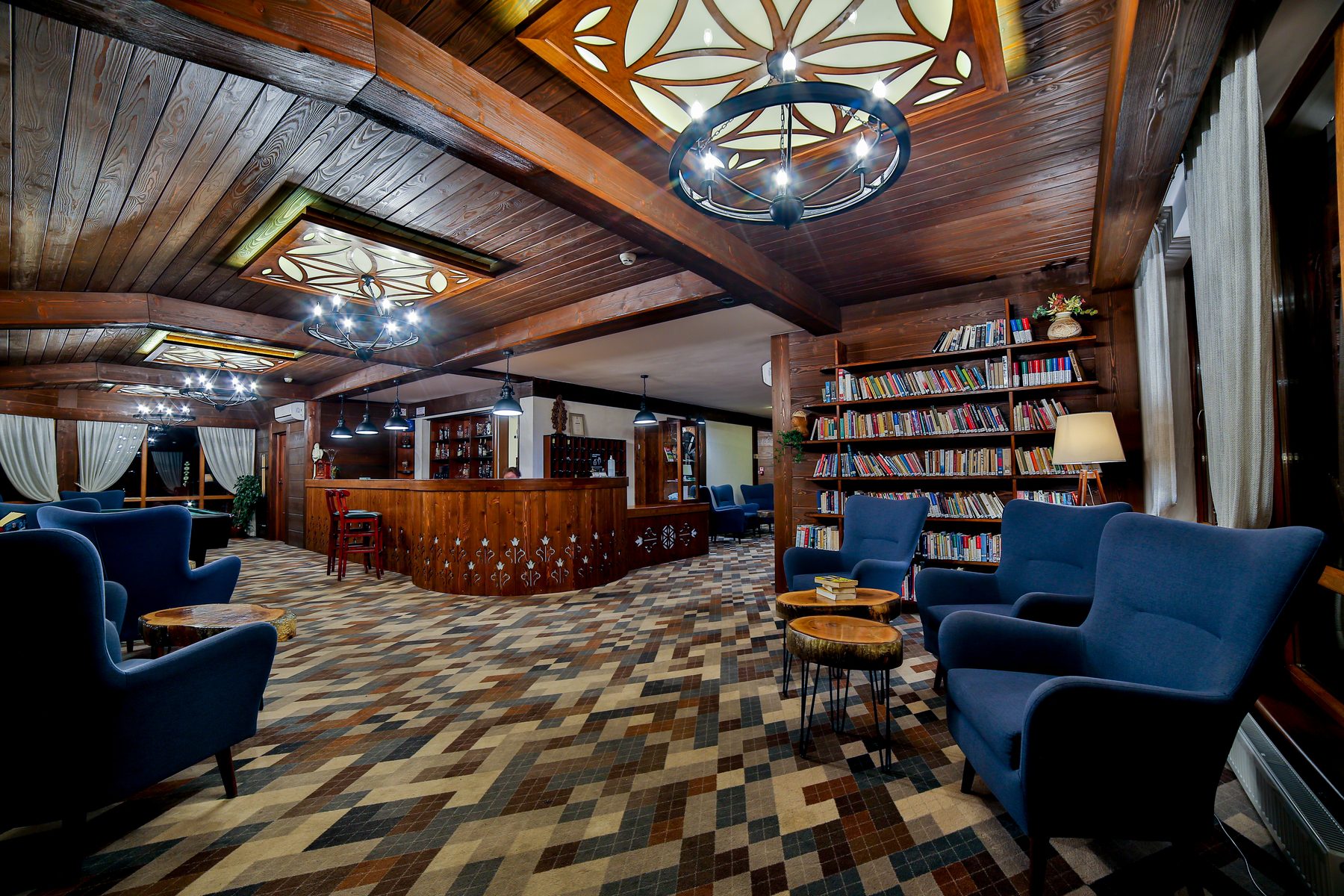 Hol recepcyjny Hotelu Jawor — bar, biblioteczka i fotele