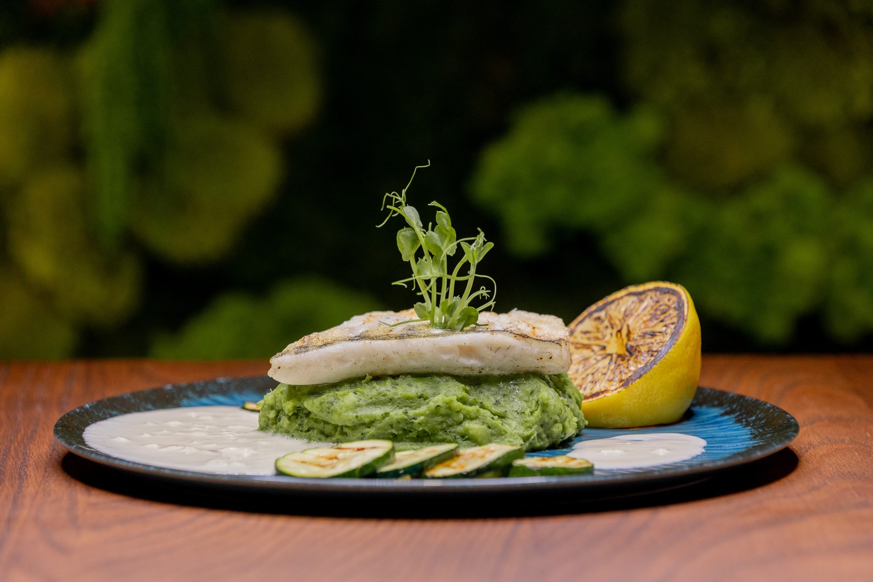 Ryba na szpinaku z cukinią i grillowaną cytryną