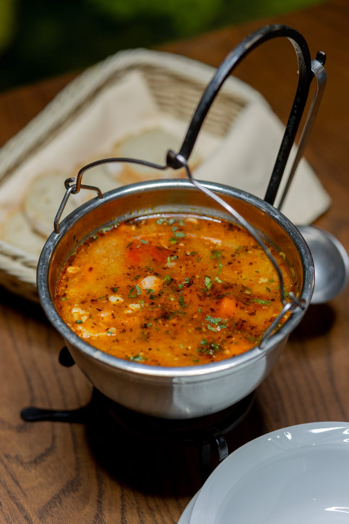 Zupa w kociołku i podpłomyk na stole w restauracji Hotelu Jawor