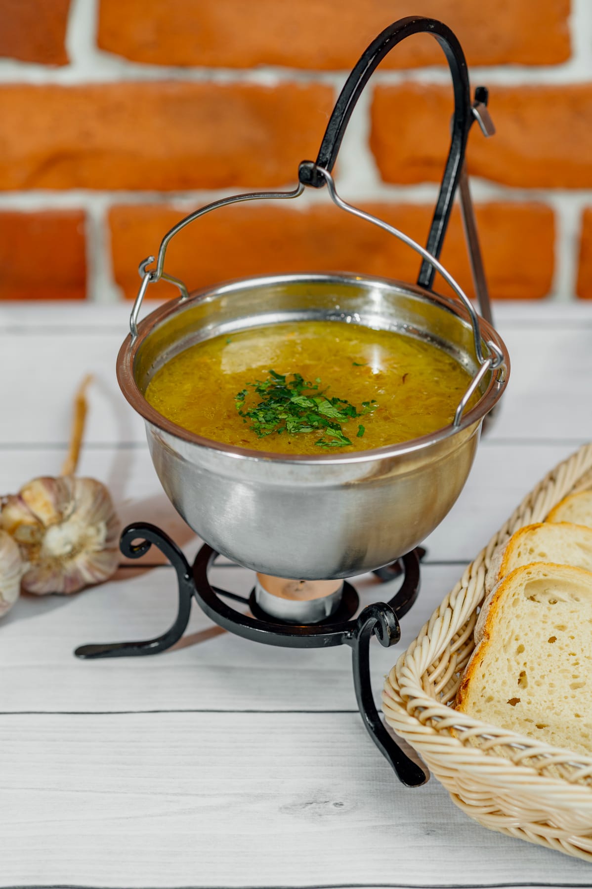 Zupa w kociołku podana z pieczywem w restauracji Hotelu Jawor