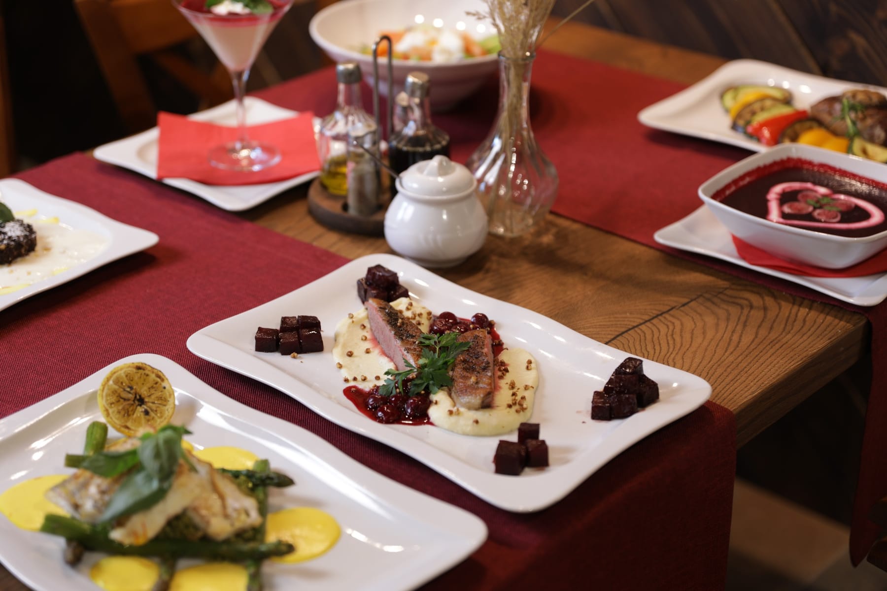 Nakryty stół w restauracji Hotelu Jawor — przystawki i dania podane na talerzach