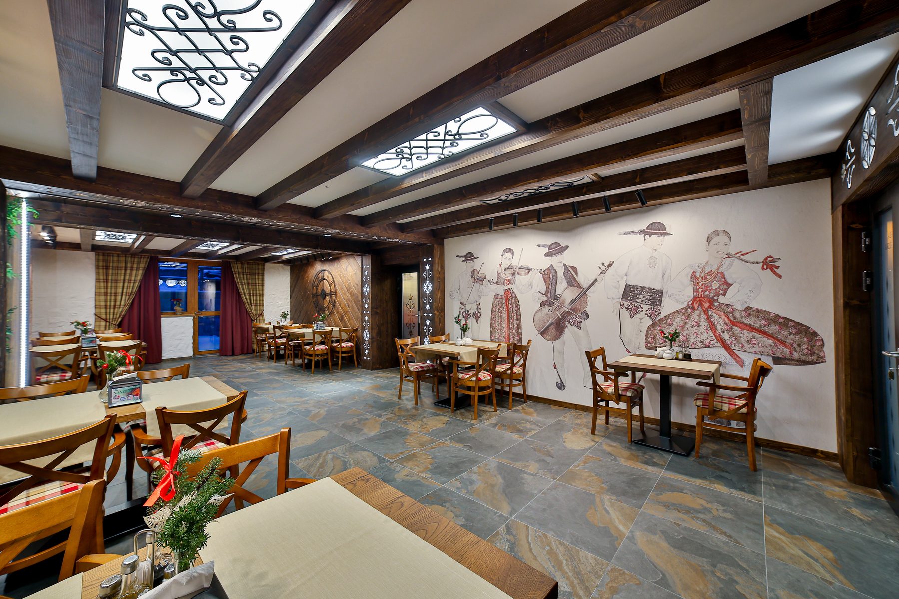 Sala restauracji Hotelu Jawor z góralskim malowidłem na ścianie