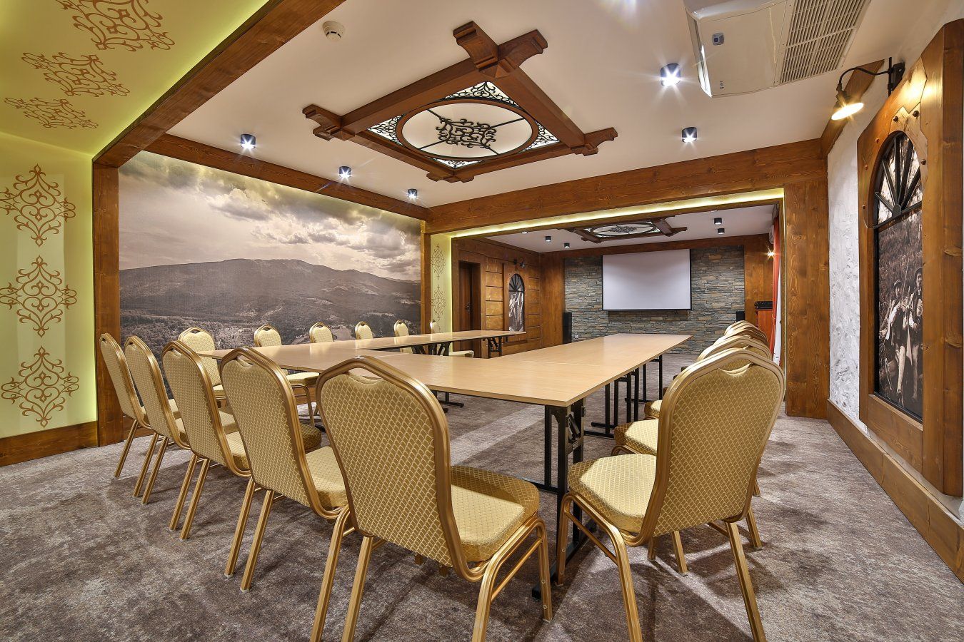 Sala Babiogórska w układzie konferencyjnym — długi stół, ekran projekcyjny i panorama Beskidów na ścianie