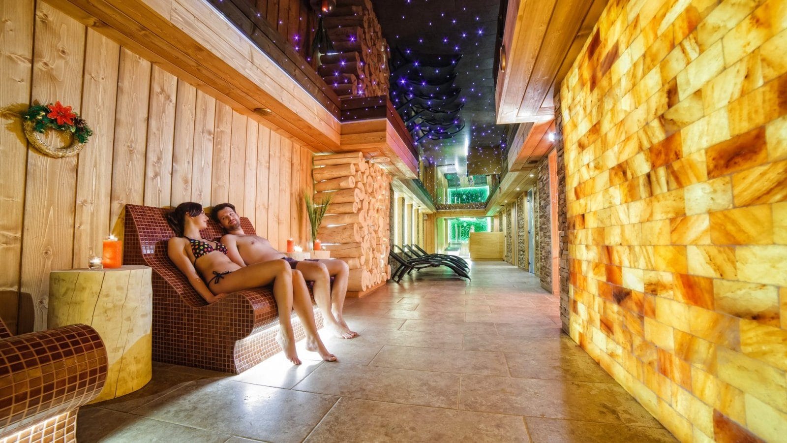 Para odpoczywająca przy ścianie solnej w strefie relaksu