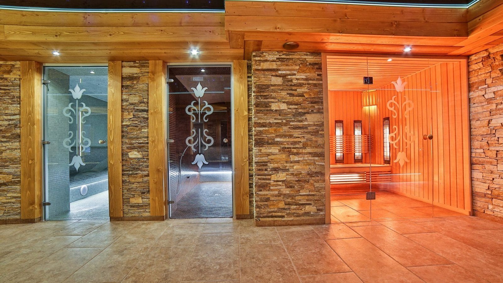 Saunarium w Hotelu Jawor — drewniane wejścia do saun