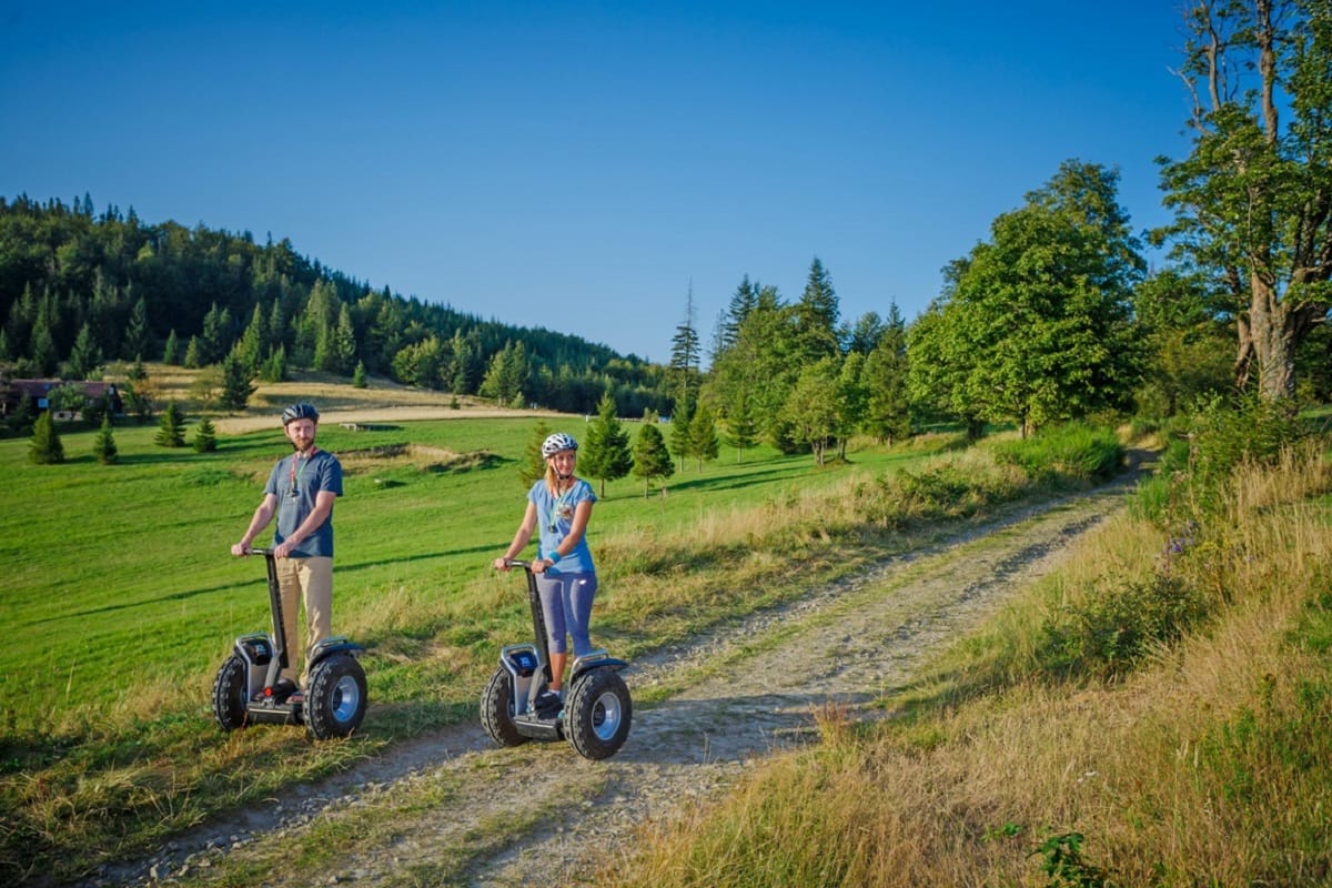 Przejażdżka segwayami polną drogą nad Zawoją