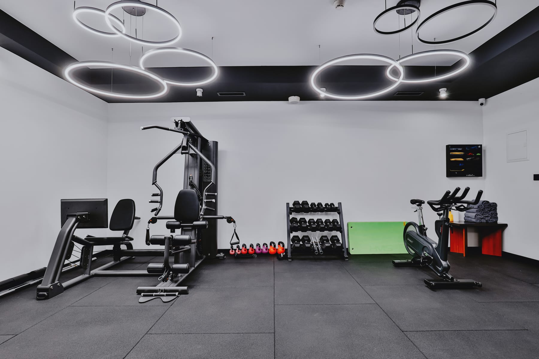 Atlas wielofunkcyjny, stojak z hantlami i kettlebells w siłowni Hotelu Jawor
