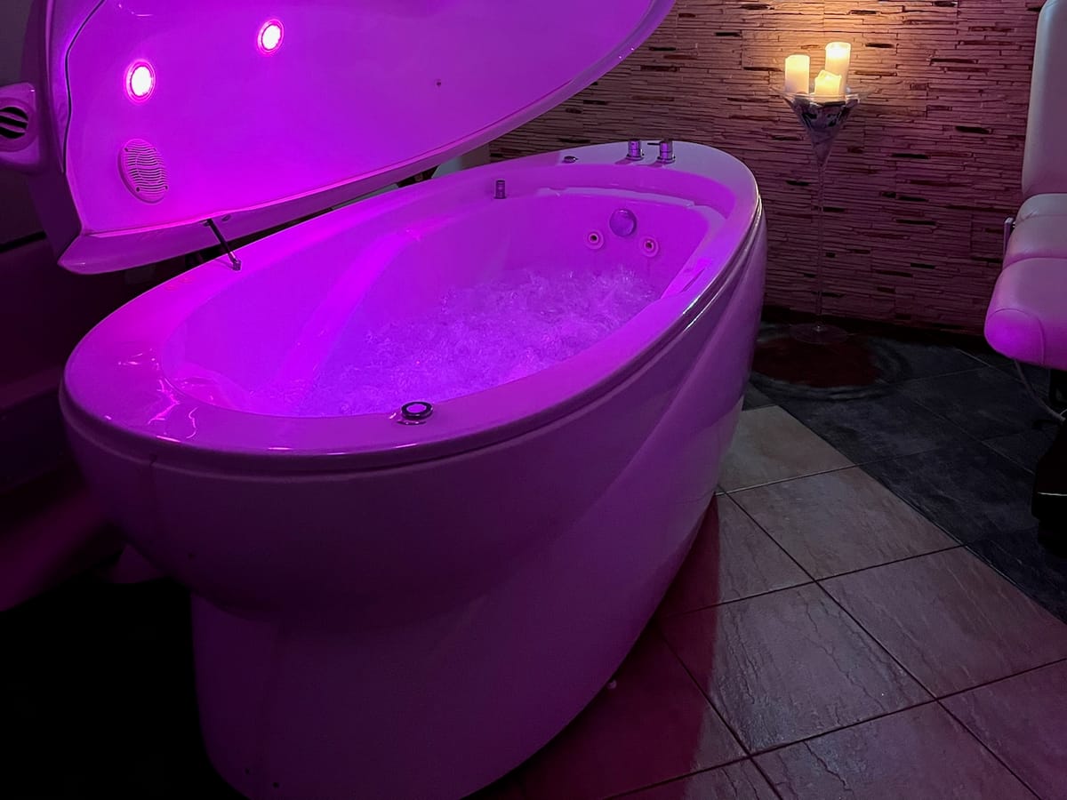 Kapsuła SPA NeoQui z kolorowym światłem chromoterapii w Hotelu Jawor
