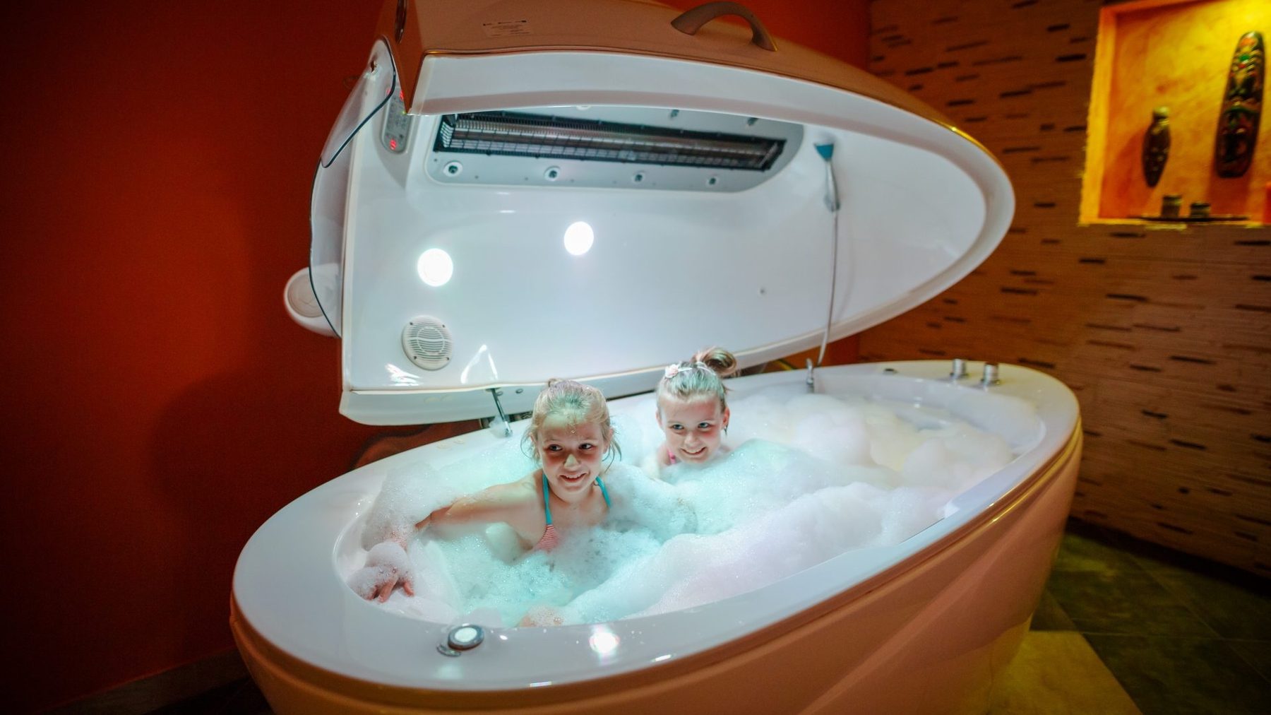 Dzieci w kąpieli bąbelkowej w kapsule SPA Hotelu Jawor