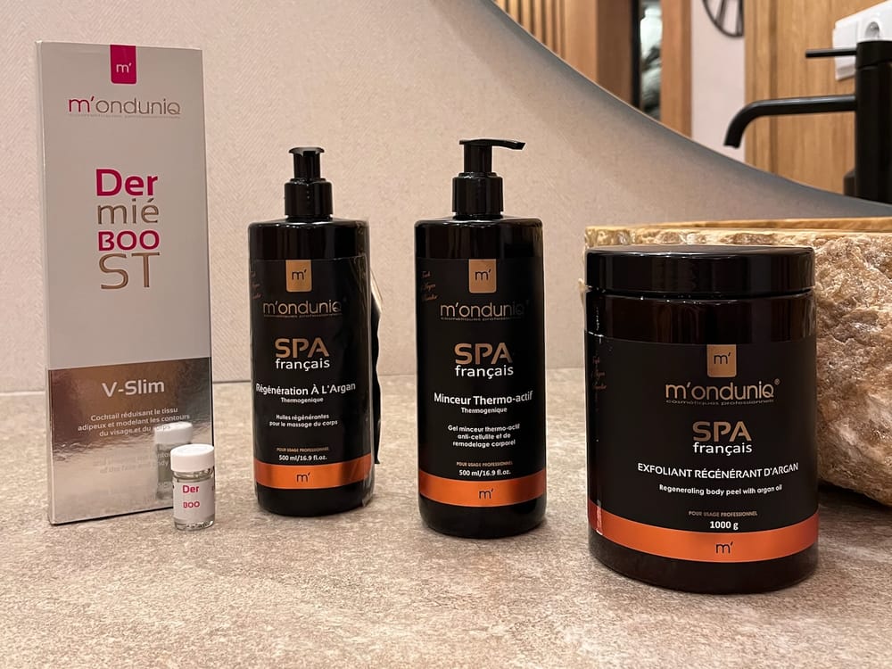 Kosmetyki M'onduniq Cosmétiques Professionnel na blacie w gabinecie SPA Hotelu Jawor