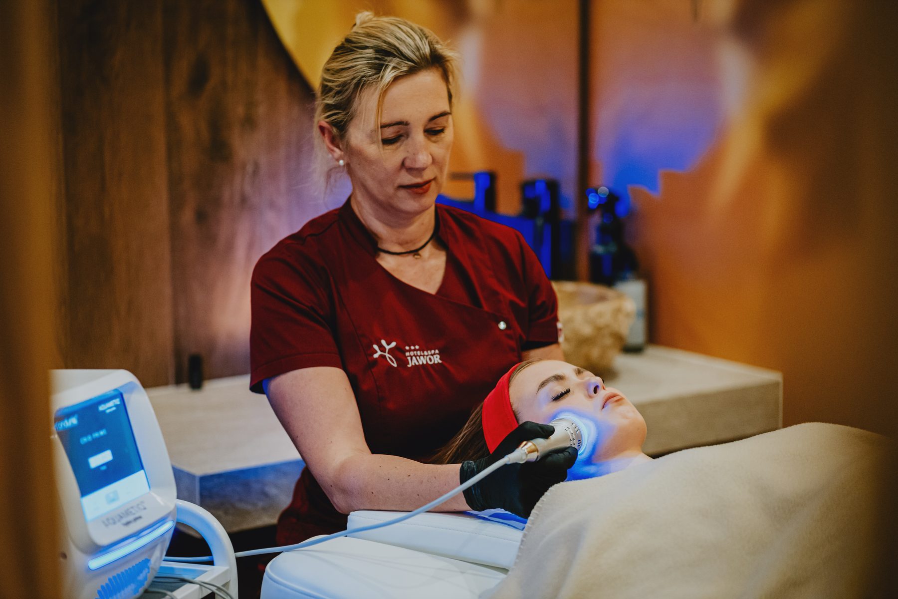 Zabieg na twarz z niebieskim światłem urządzenia w gabinecie SPA Hotelu Jawor