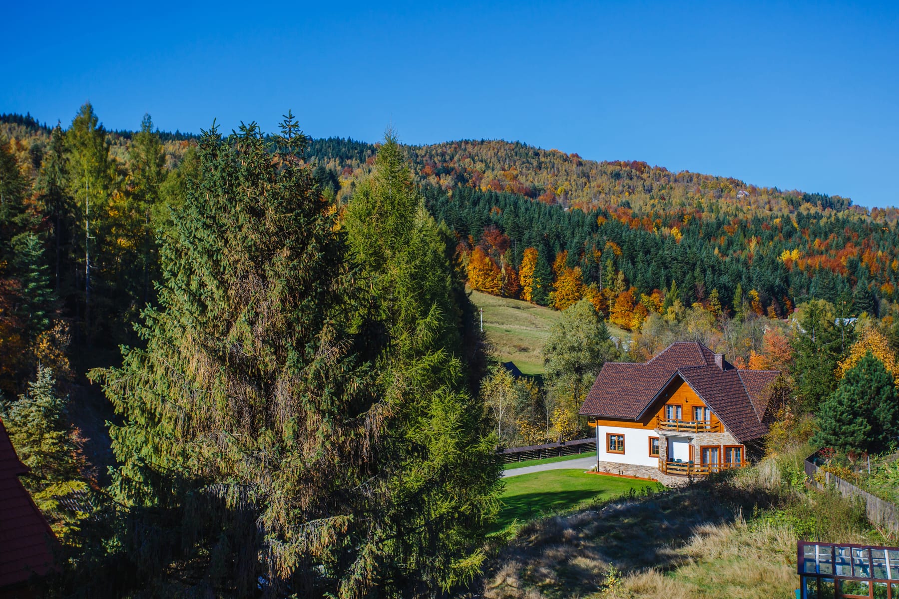 Willa Jawor jesienią, na tle rudego lasu nad Zawoją