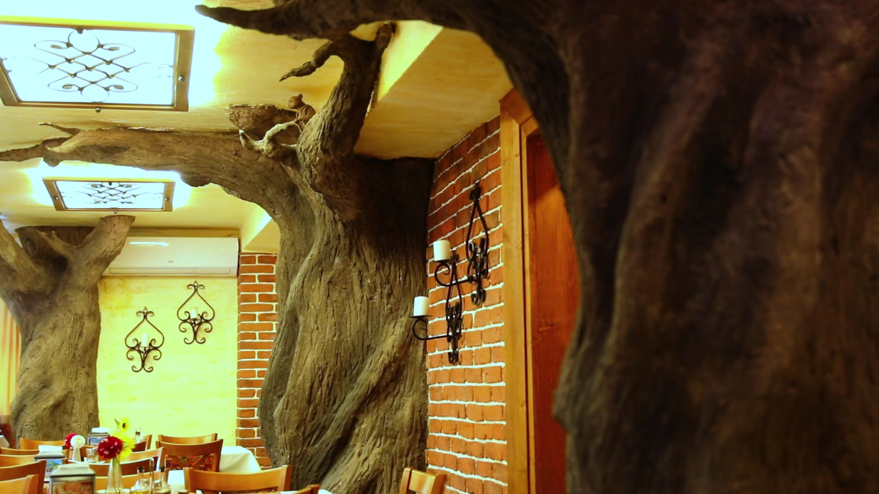 Sala restauracji Hotelu Jawor, w której strop podpierają pnie drzew
