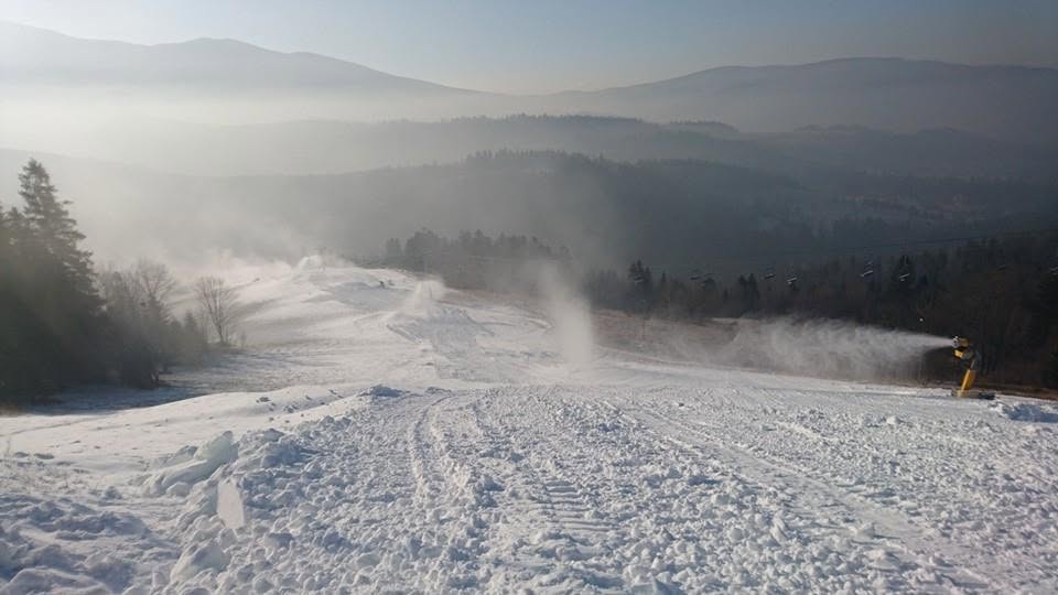 Pusty stok Mosornego Gronia o świcie, armaty śnieżne w pracy