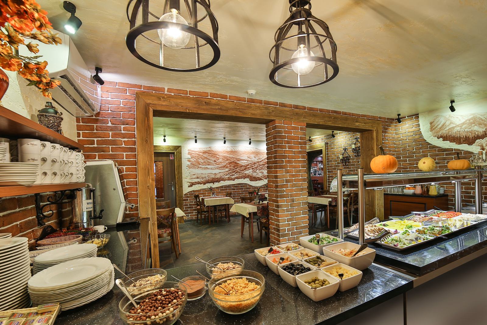 Bufet śniadaniowy w restauracji Hotelu Jawor — półmiski z serami, wędlinami i sałatkami