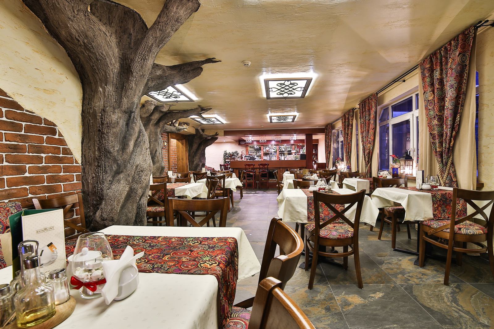 Wnętrze restauracji Hotelu Jawor — filary w kształcie drzew