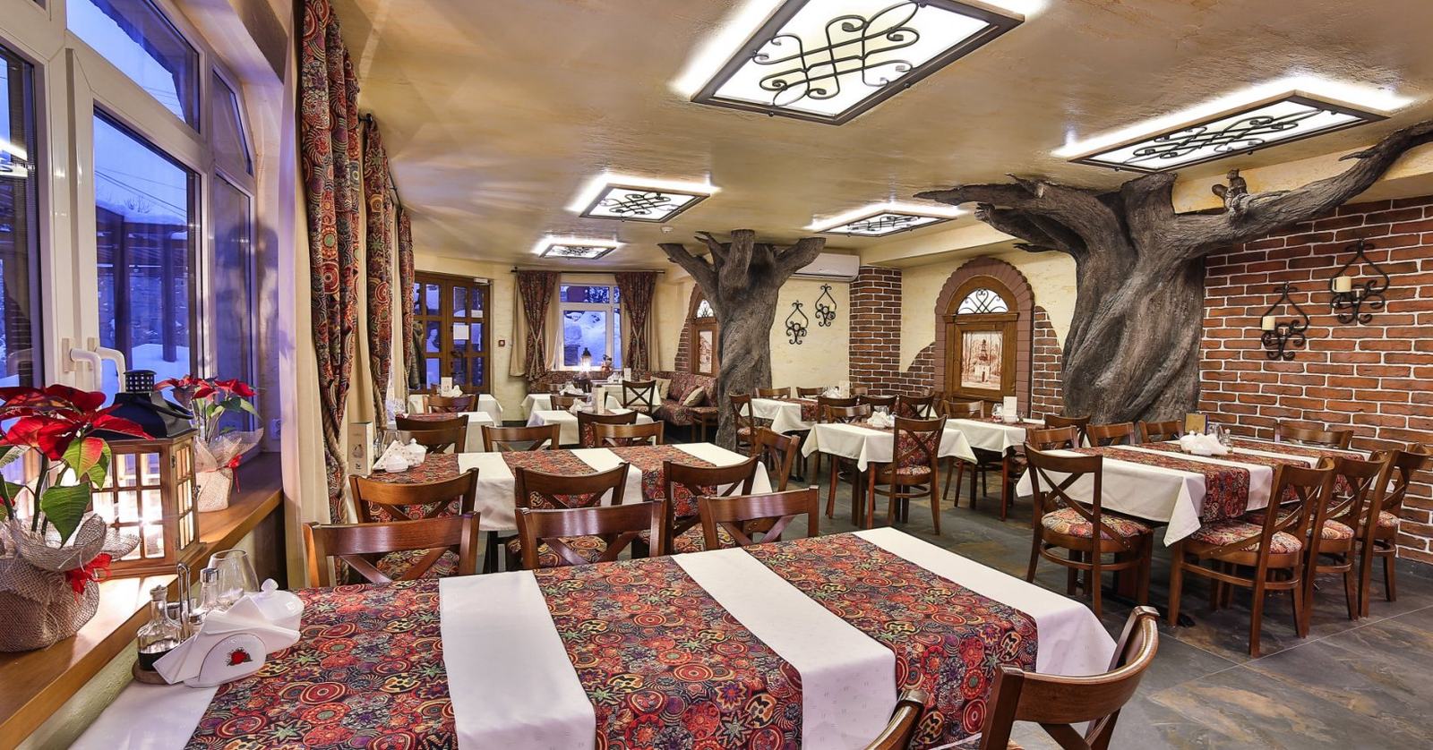 Długi stół nakryty do kolacji w restauracji Hotelu Jawor — miejsce na wigilię firmową