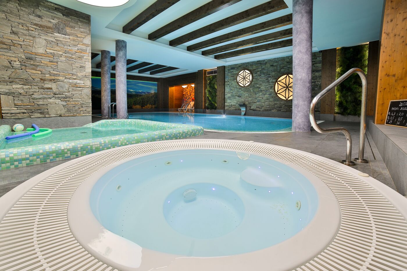 Jacuzzi przy basenie wewnętrznym w Hotelu Jawor